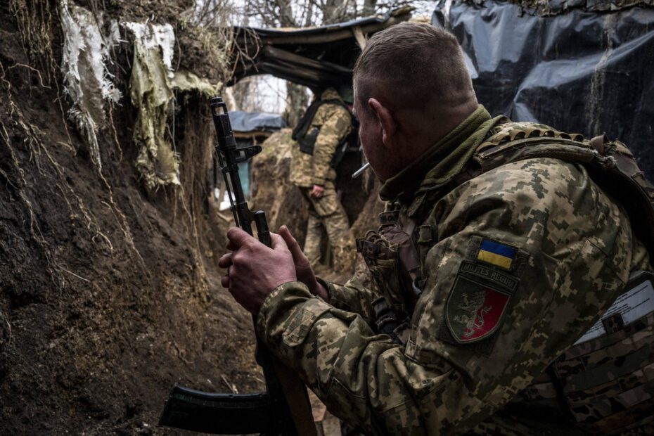 Żołnierze w okopach na froncie donbaskim